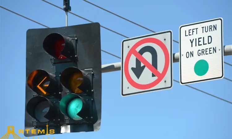 تعویض تابلو های قدیمی با تابلو های شبرنگ جدید